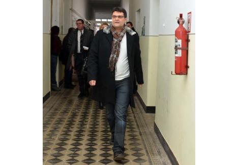 UMILINŢĂ. Mircea Puşcaş a fost pus, sâmbătă seara, într-o ipostază cu totul ingrată: inculpat bun de arestat, la instanţa unde e judecător!